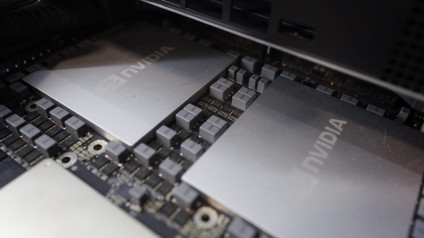 Оптимизируйте пропускную способность ИИ-инфраструктуры с помощью GPU